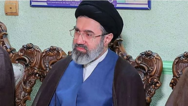 अमेरिका-इस्रायल आणि इराण यांच्यातील युद्धात कोणताही देश माघार घेण्यास तयार नाही. इराणने तर अयातुल्ला अली खामेनेई या सर्वोच्च नेत्यासह अनेक महत्त्वाचे अधिकारी, नेत्यांना गमावलं आहे. त्यामुळे हा देश तर अजिबात माघार घेणार नसल्याचे दिसत आहे. 