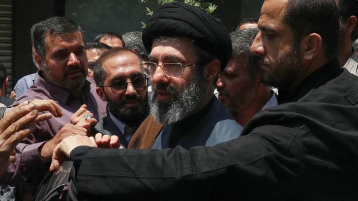 गेल्या आठवड्यात अमेरिकेने इराणवर एक हल्ला केला होता. या हल्ल्यात मोजतबा अली खामेनेई हे जखमी झालेले आहेत, असा दावा अमेरिकेचे राष्ट्राध्यक्ष डोनाल्ड ट्रम्प यांनी केला होता. त्यानंतर तर खामेनेई यांचादेखील मृत्यू झाला आहे, असा दावा केला जात होता.  