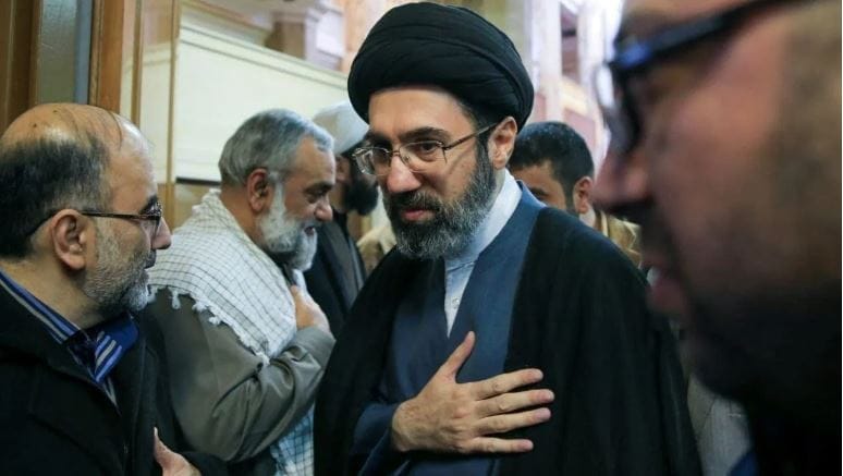 काही वेळा तर मोजतबा खामेनेई हे जीवित नाहीत, असेही सांगितले जात होते. आता मात्र या सर्व दाव्यांना फेटाळण्यात आले आहे. कुवैतचेअल-जरिदा या वृत्तपत्रानुसार मोजतबा यांना रशियाच्या एका विमानाने त्यांना मॉस्को येथे हलवण्यात आले होते. 