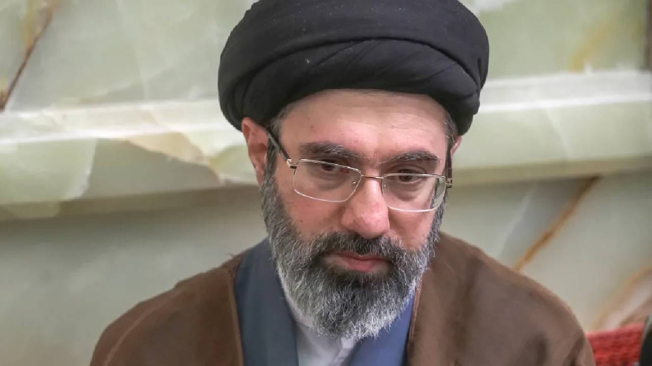 इराणचे सर्वाेच्च नेते मोजतबा खामेनेई यांच्याबद्दल अमेरिकेची सर्वात मोठी घोषणा, थेट 1 कोटी... इराणचे सर्वाेच्च नेते मोजतबा खामेनेई यांच्याबद्दल अमेरिकेची सर्वात मोठी घोषणा, थेट 1 कोटी...