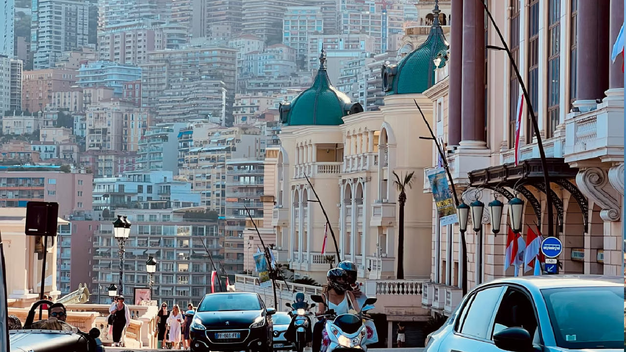 जर घर घ्यायचे असेल तर 100 स्क्वेअर मीटरचे घर साधारण 30 ते 35 कोटी रुपयांपर्यंत मिळते. त्यामुळे हा भाग जगातील सर्वात महागड्या निवासी भागांपैकी एक मानला जातो. येथे इमारती अत्यंत उंच आणि दाट बांधलेल्या आहेत. कारण मोनाकोचे क्षेत्रफळ खूपच लहान आहे.