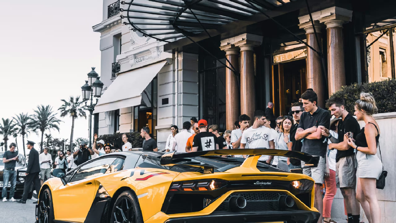 लहानसा असला तरी मोनाको हा देश जगातील सर्वात लक्झरी आणि महागड्या ठिकाणांपैकी एक आहे. Monte Carlo आणि Larvotto हे भाग जगातील एलिट आणि अब्जाधीश लोकांच्या जीवनशैलीचे प्रतीक मानले जातात.