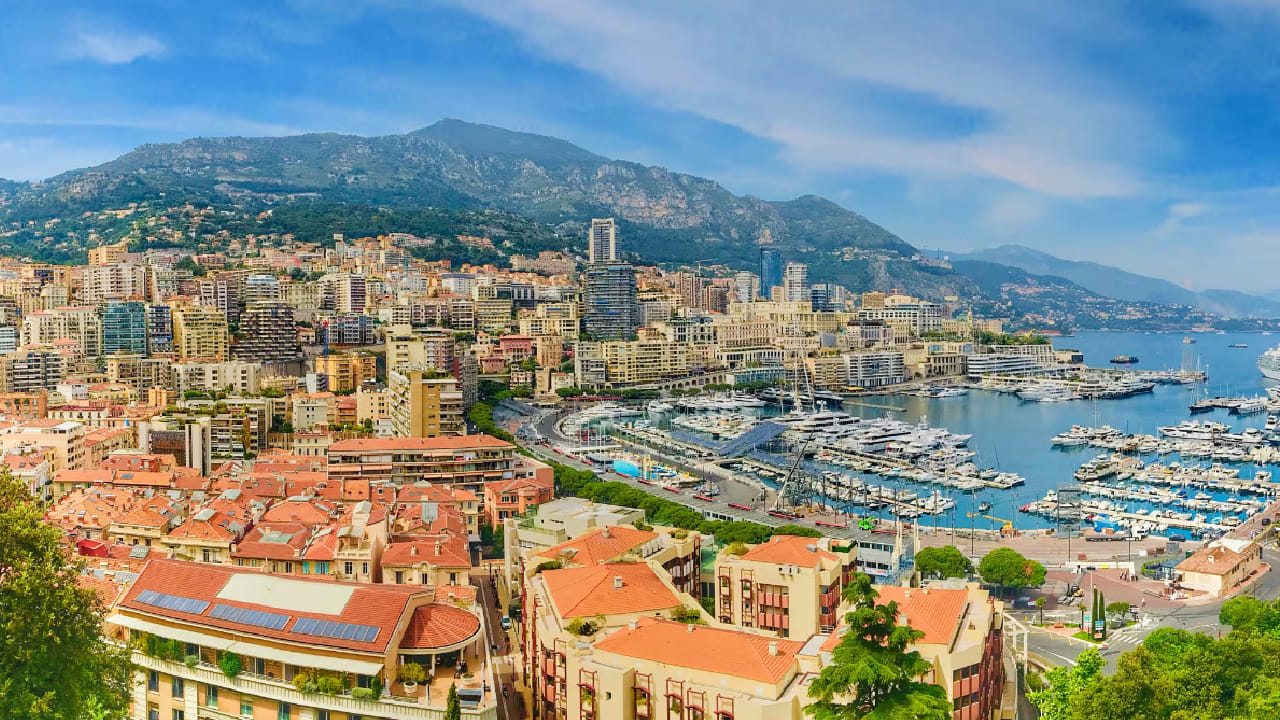 मात्र, जगातील सर्वात श्रीमंत लोक मोठ्या देशांत नाही तर युरोपातील छोट्याशा मोनाको या देशात राहतात. क्षेत्रफळाने लहान असला तरी हा देश जगातील सर्वात श्रीमंत लोकांचे निवासस्थान म्हणून ओळखला जातो.