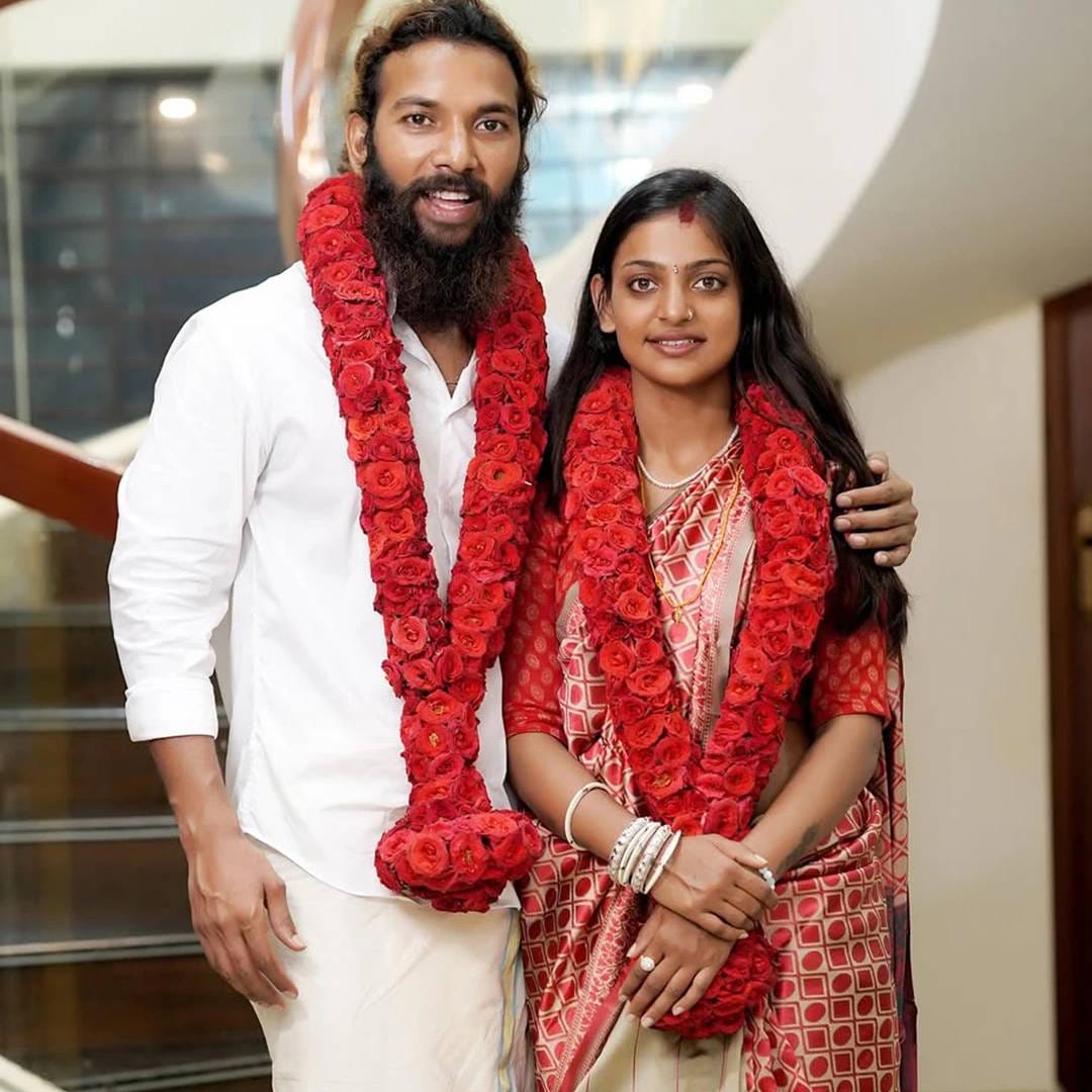 मोनालिसा आणि फरमानने लग्न केल्यापासून ते लोकांच्या रडारवर आहेत. घरच्यांशी बंडखोरी करुन त्यांनी लग्न केलय. त्यांच्या लग्नाला लव्ह जिहादशी जोडलं जातय. 