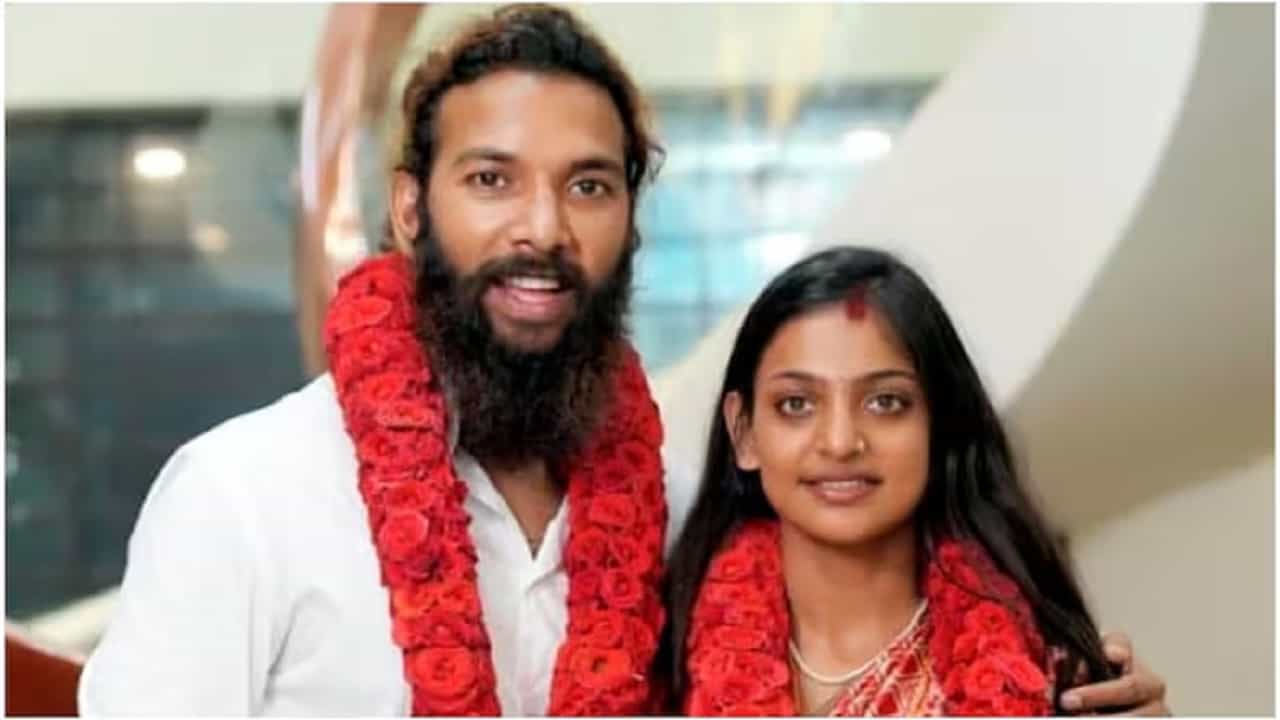 मुसलमान बॉयफ्रेंडसोबत लग्न मोनालिसाला पडणार महागात, यामागे एका मोठ्या नेटवर्कचा कट? कोणी केला धक्कादायक दावा...