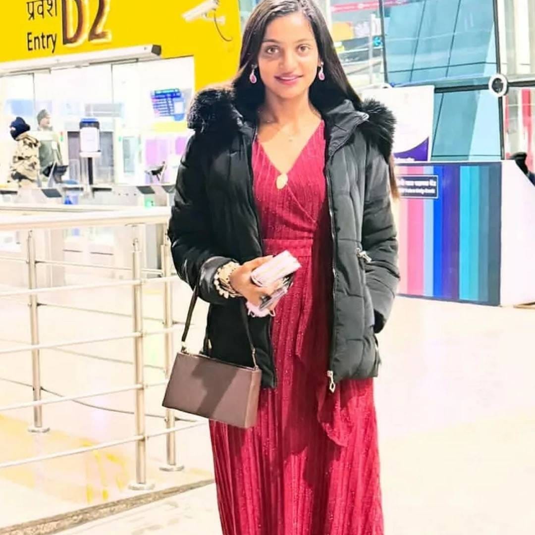 मोनालिसाचे इंटरनेटवर नवीन फोटो समोर आलेत. त्यात ती पती फरमान सोबत हनीमून एंजॉय करते आहे. फरमान फोटोत समुद्र किनाऱ्यावर चील करतोय.