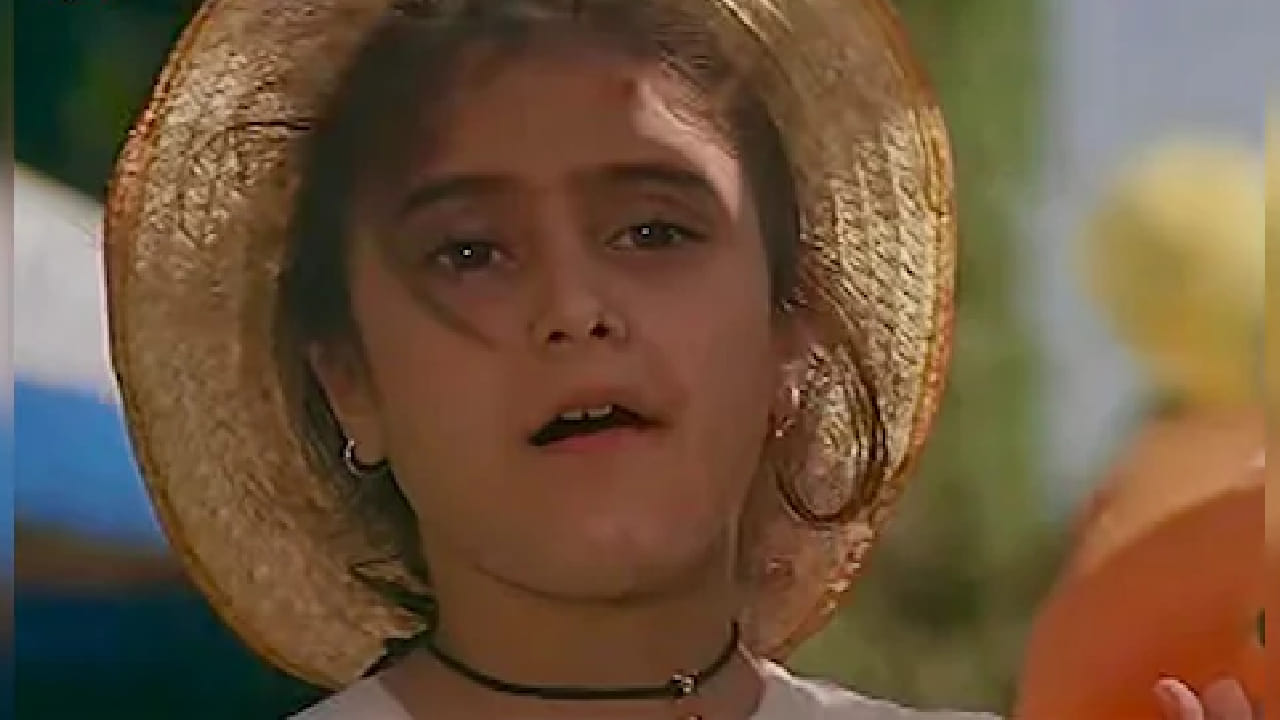 या मुलांमध्ये ‘टीना’ नावाच्या एका छोट्या मुलीची भूमिका विशेष लक्षात राहिली. चित्रपटातील तिच्या निरागसतेमुळे आणि गोड अभिनयामुळे प्रेक्षक तिच्यावर फिदा झाले होते. चित्रपटात एका बॉम्बस्फोटात ‘टीना’चा मृत्यू होणारा प्रसंग अत्यंत भावनिक होता आणि आजही अनेकांना तो प्रसंग आठवतो.