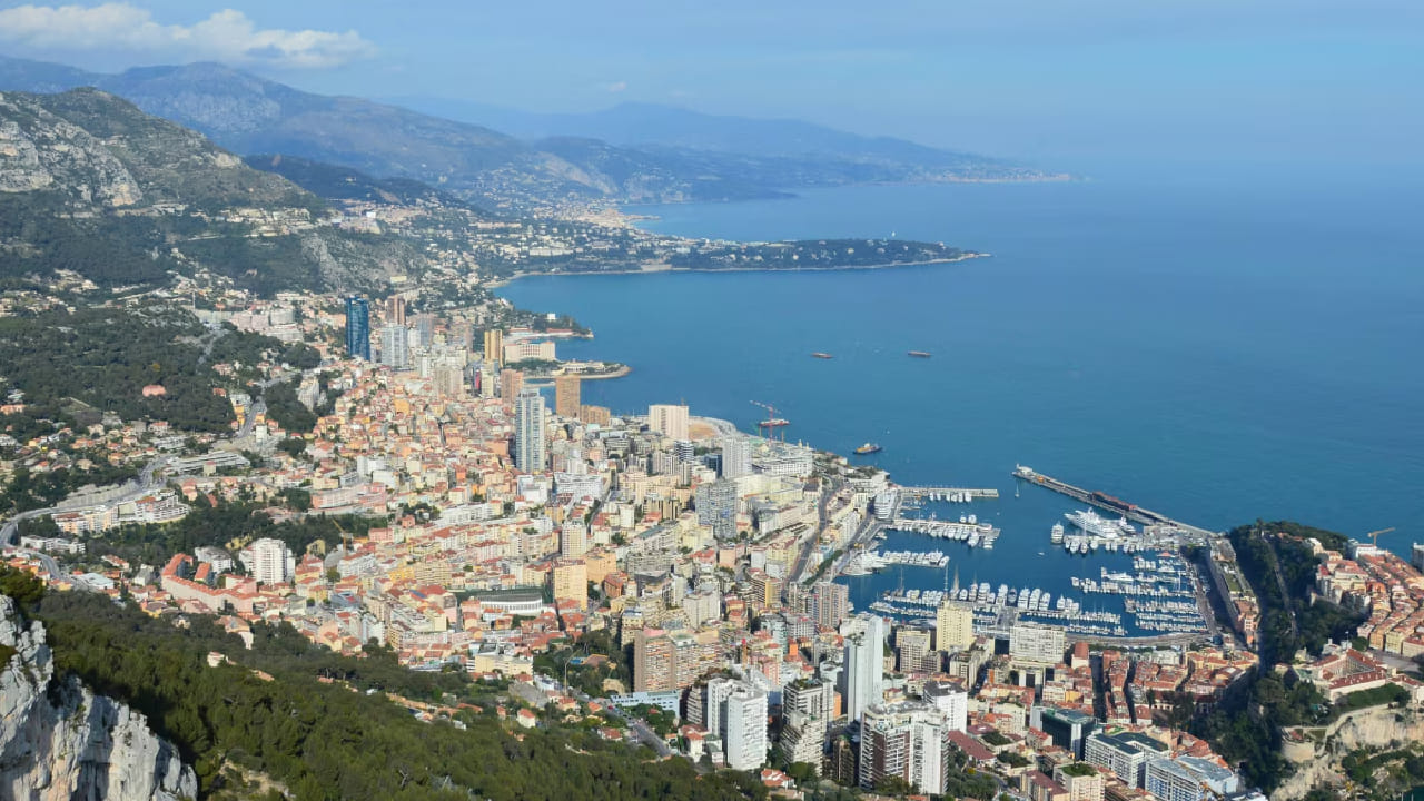 मोनाकोमध्ये जमीन अत्यंत महाग आहे. येथे एका स्क्वेअर मीटर जमिनीची किंमत सुमारे 88 लाख रुपये आहे. म्हणजेच फक्त 1 मीटर लांब आणि 1 मीटर रुंद जागेसाठी जवळपास 88 लाख रुपये मोजावे लागतात.