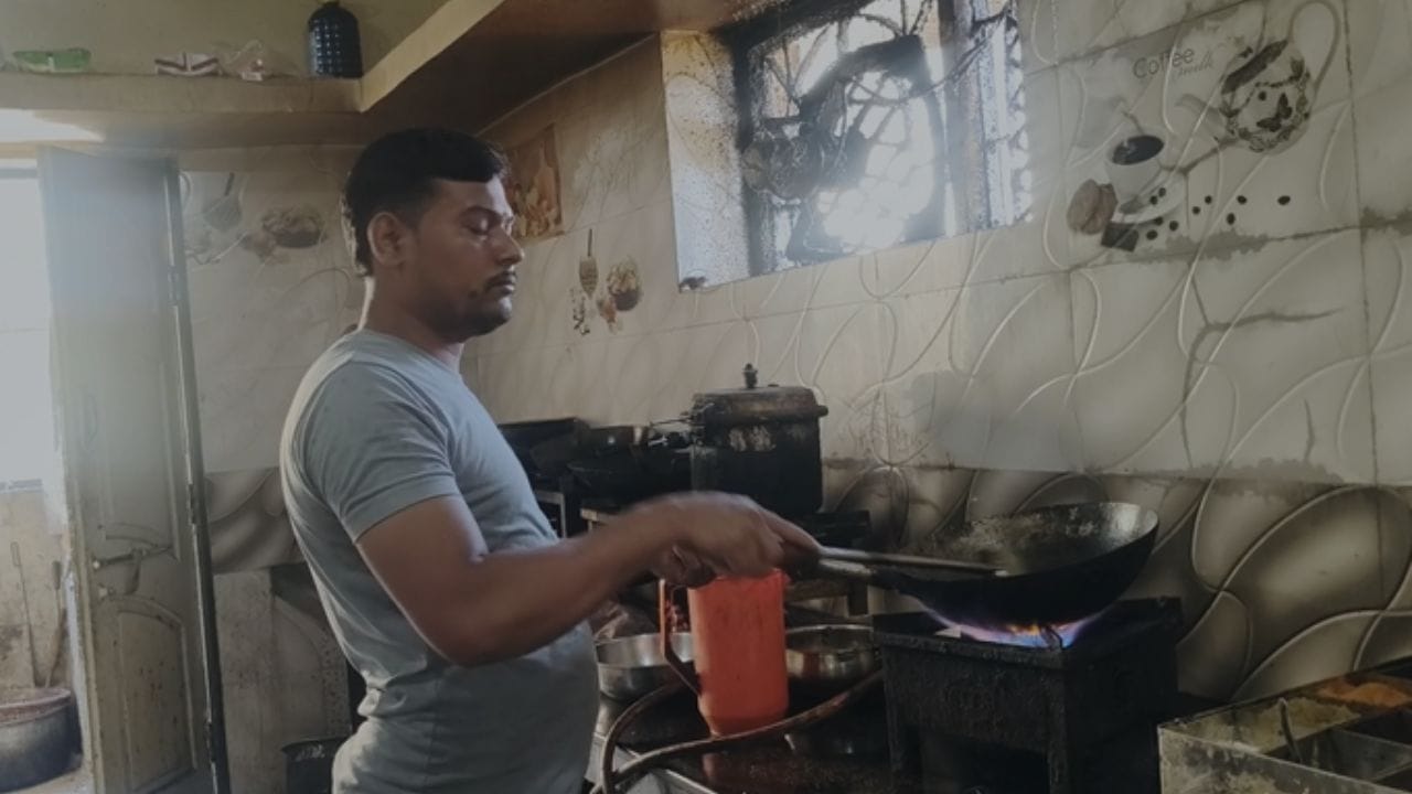 मुक्ताईनगर : व्यावसायिक गॅस सिलेंडर मिळत नसल्याने हॉटेल व्यवसायिकांवरही मोठा परिणाम झाला आहे. गॅस मिळत नसल्याने युद्ध परिस्थिती थांबेपर्यंत हॉटेल बंद करावे लागणार अशी परिस्थिती निर्माण झाली असल्याचे हॉटेल व्यावसायिकांनी म्हटले आहे.  