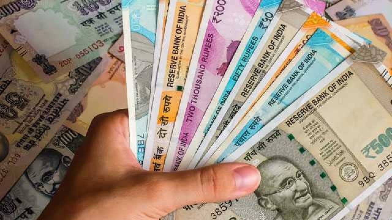 Trident Share: गेल्या काही दिवसांपासून शेअर बाजारावर मध्य-पूर्वेतील युद्धाचे ढग आहेत. शेअर बाजाराने गुंतवणूकदारांना मोठा झटका दिला आहे. पण सध्या बाजार स्थिरावला आहे. तर ट्रायडंट शेअरने मोठी उसळी घेतली आहे. हा शेअर  12 टक्क्यांनी उसळला आहे. 