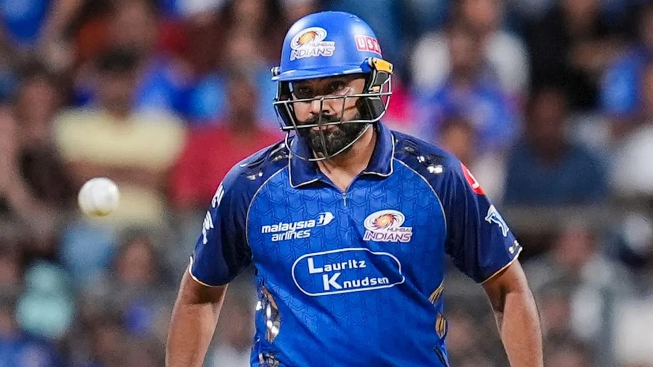 रोहितने या दरम्यान केकेआर विरुद्ध 1 हजार 100 धावा पूर्ण केल्या. रोहित यासह केकेआर विरुद्ध सर्वाधिक धावा करणारा फलंदाज ठरला. याआधी हा विक्रम ऑस्ट्रेलियाच्या डेव्हिड वॉर्नर याच्या नावावर होता. (Photo Credit : PTI) 