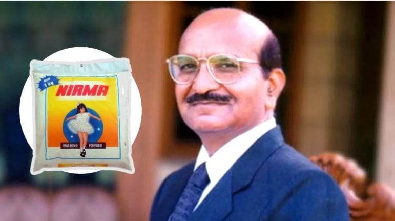 निरमा या डिटर्जंट पावडरच्या पॉकेटवर फ्रॉग परिधान केलेल्या एका छोट्या मुलीचा फोटो आहे. पंढऱ्या शुभ रंगाचा फ्रॉग तिने परिधान केल्याचं दिसतं. आतापर्यंत अनेकांनी ही मुलगी नेमकी कोण असावी, असं विचरलेलं आहे. त्यामुळे ती मुलगी कोण हे जाणून घेऊ या...