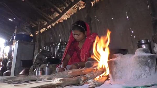 आखातातील युद्धामुळे जागतिक स्तरावर कच्च्या तेलाच्या पुरवठ्यावर परिणाम झाला आहे, अनेक ठिकाणी LPG गॅसचा तुटवडा जाणवत आहे. या इंधन टंचाईच्या संकटाचा सामना करण्यासाठी धुळे जिल्ह्यातील साक्री तालुक्यातील बारीपाडा, मोहोगाव आणि चावडी पाडा ग्रामस्थांनी एक मोठा निर्णय घेतला आहे.