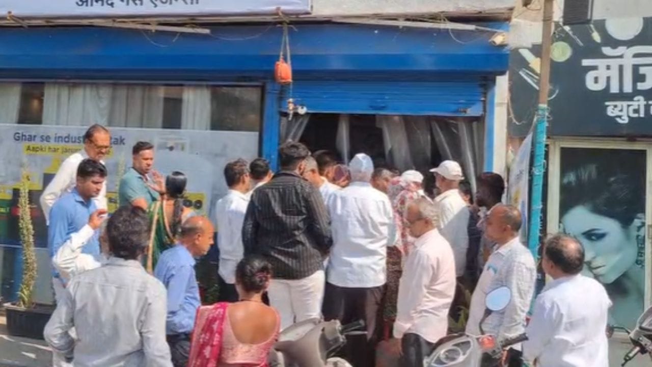 अहिल्यानगर : अहिल्यानगरमध्ये गॅस संपण्याच्या भीतीने नागरिकांनी गॅस एजन्सी बाहेर मोठी गर्दी केल्याचे चित्र पाहायला मिळत आहे. घरगुती गॅस सिलेंडर मिळणार नाही या भीतीने अनेक नागरिक एजन्सीवर येऊन गॅस बुकिंग करत आहेत. त्यामुळे एजन्सी परिसरात काहीसे गोंधळाचे वातावरणही निर्माण झाले आहे.
