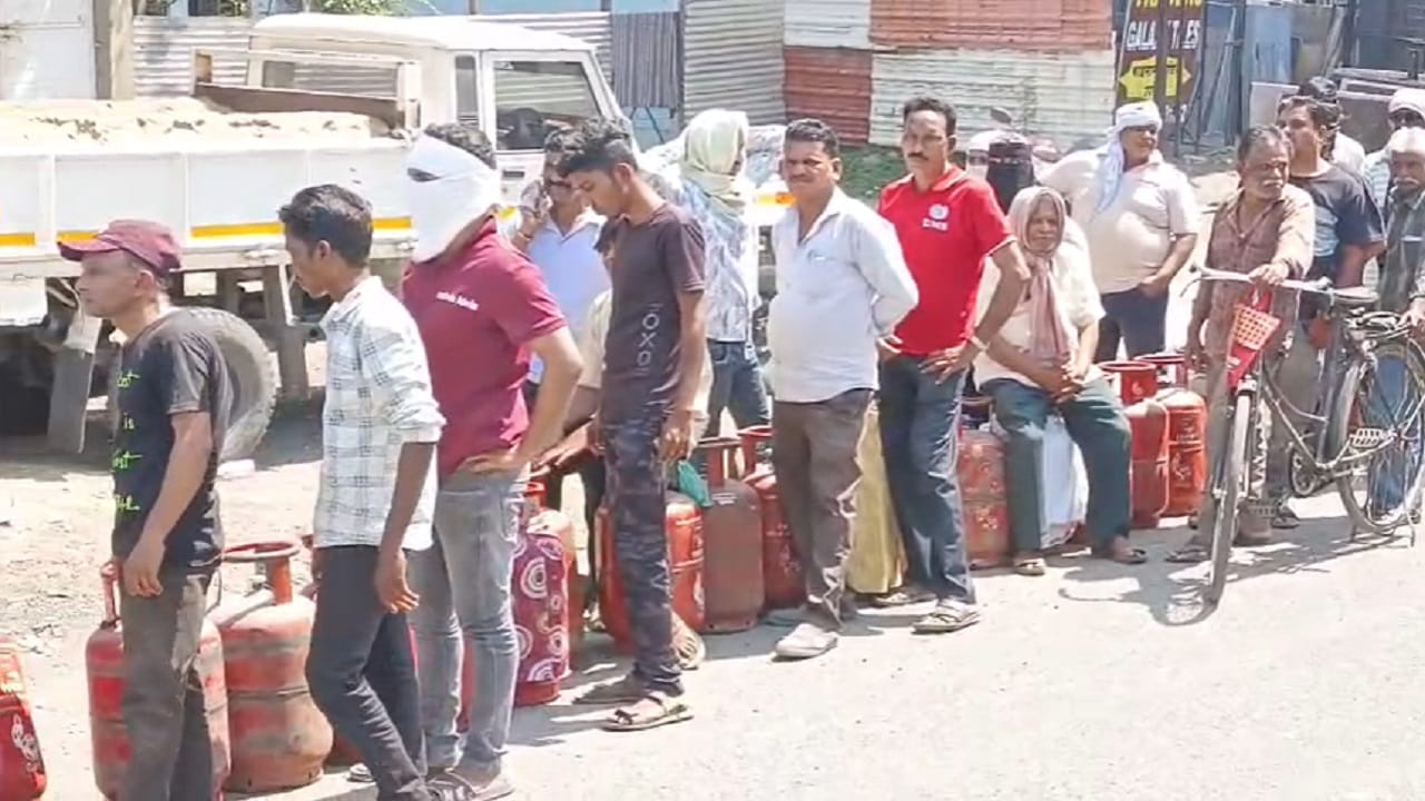 नागपूर : नागपुरात घरगुती गॅस सिलेंडरसाठी लांबच लांब रांग लागली आहे. प्रशासनाकडून तुटवाढ नसल्याचं सांगितलं जातं असलं तरी लांब रांगा लागल्या आहेत. सिलेंडर गोडाऊन मधून मिळत असून सुद्धा नागरिकांची भर उन्हात गर्दी वाढली आहे. काही वेळा पूर्वीच सिलेंडरची गाडी आली असल्याने सिलेंडर मिळत आहेत. मात्र सिलेंडर तुटवडा निर्माण होईल या भीतीने नागरिक गर्दी करत आहे, सिलेंडरचा तुटवडा नाही पण सिस्टम मध्ये काही अडचणी असल्याने पॅनिक होत असल्याचं एजन्सी चालकांचे म्हणणे