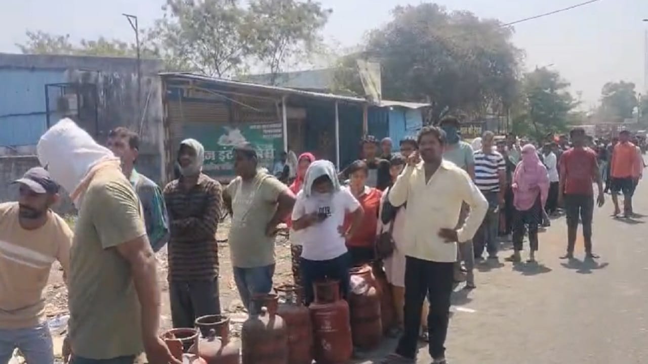 नागपूर: नागपूरातील ताजबाग परिसरात गॅस सिलिंडर घेण्यासाठी ग्राहकांचा गर्दी मोठी गर्दी जमली आहे. एचपीच्या गॅस गोडाऊनबाहेर ग्राहकांची गर्दी जमली आहे. लोक रिकामे सिलिंडर घेऊन रांगेत उभे आहेत. वेळेवर गॅस सिलिंडर मिळत नसल्याचा ग्राहकांचा आरोप आहे.  
