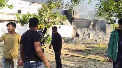 पहाटे मोठा आवाज आला अन् एका क्षणात राखेचा ढिगारा, 17 जण होरपळले, नेमकं काय घडलं?