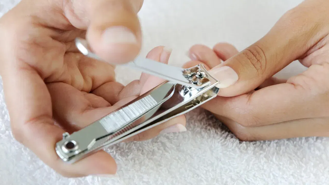 नखांची कमजोरी: जेव्हा शरीरात केराटिनची कमतरता असते, तेव्हा त्याचा परिणाम नखांवरही होतो. यामुळे नखे कमकुवत होतात आणि थोड्याशा कामामुळे ती तुटू लागतात. 