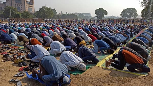 ईदच्या दिवशी सार्वजनिक नमाज पठण करण्यावर बंदी, मुस्लिम देशाने का घेतला निर्णय?