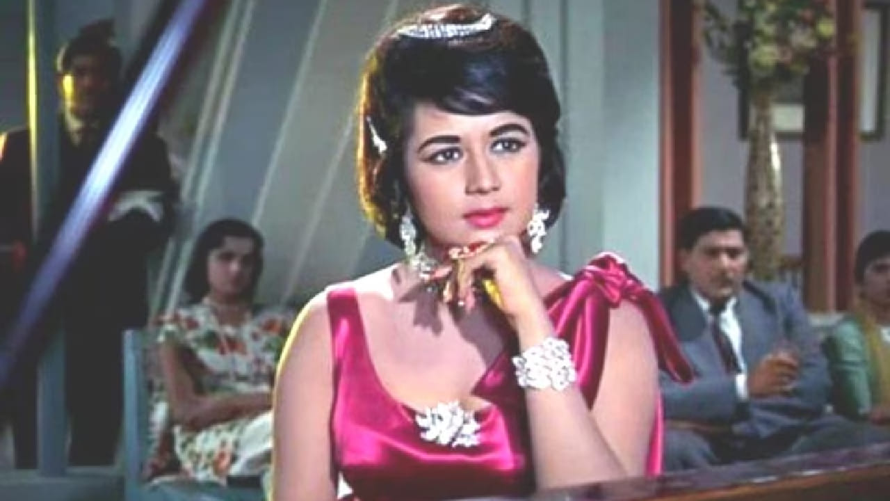 1960 च्या दशकात त्या आघाडीच्या आणि सर्वाधिक मानधन घेणाऱ्या अभिनेत्रींमध्ये गणल्या जाऊ लागल्या. देव आनंद आणि अशोक कुमार यांसारख्या दिग्गजांसोबत त्यांनी काम केले.