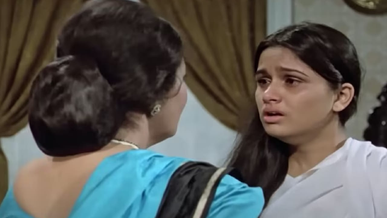 नंदा या दिग्गज अभिनेते-दिग्दर्शक विनायक दामोदर कर्नाटकी यांच्या कन्या होत्या,तर प्रसिद्ध दिग्दर्शक वी. शांताराम हे त्यांचे काका होते. लहान वयातच वडिलांचे निधन झाल्याने कुटुंबावर आर्थिक संकट कोसळले आणि त्यांना बालकलाकार म्हणून काम सुरू करावे लागले.