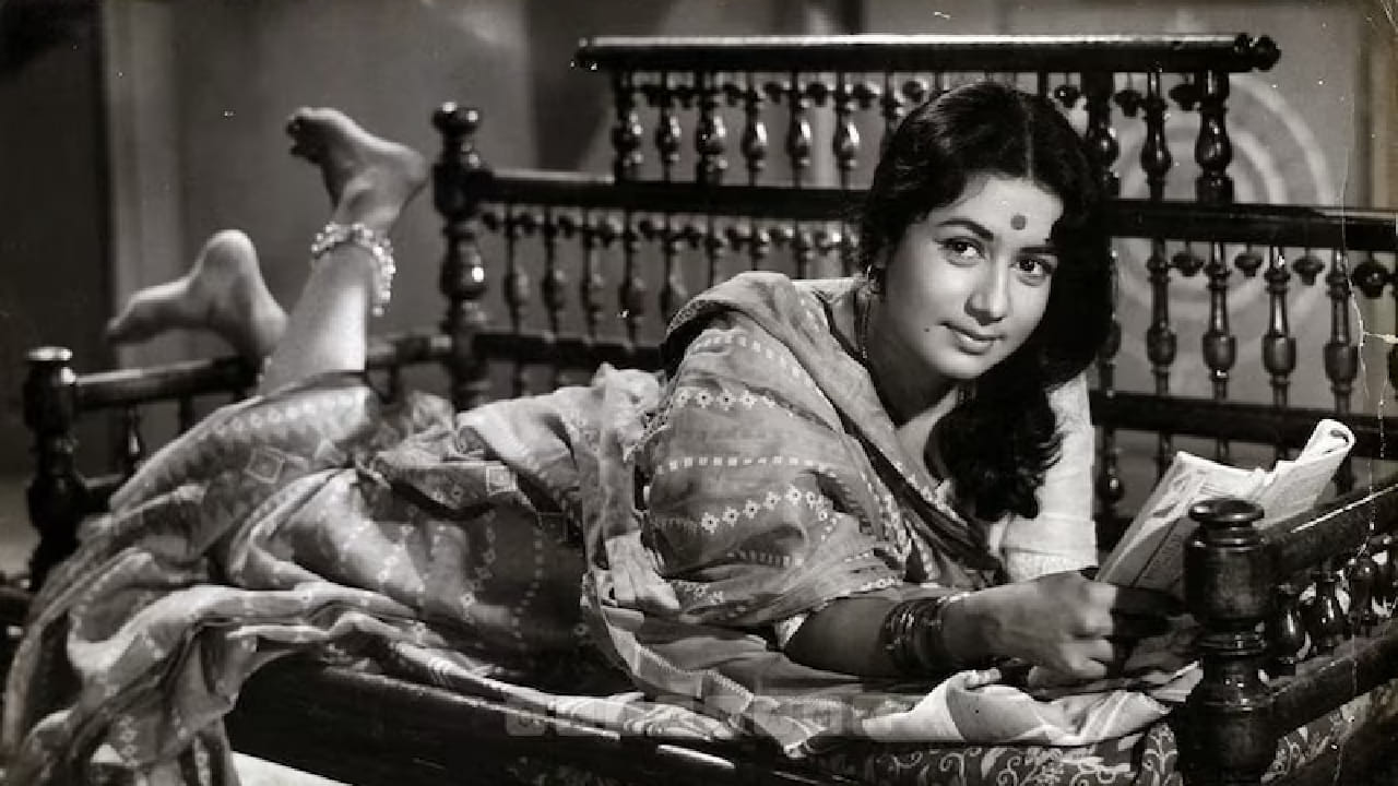 हिंदी चित्रपटसृष्टी पूर्णपणे पुरुषप्रधान असलेल्या काळात अभिनेत्री नंदा कर्नाटकी यांनी आपल्या अभिनयासोबतच इतर कलाकारांना संधी देत वेगळी ओळख निर्माण केली. त्यांनी संघर्ष करत असलेल्या शशि कपूर यांच्यासोबत अनेक चित्रपट साइन केले आणि ‘जब जब फूल खिले’सारख्या चित्रपटामुळे त्यांना सुपरस्टार बनण्याचा मार्ग मिळाला.