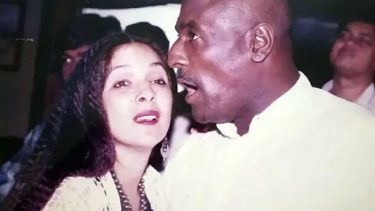 1980 च्या दशकात नीना गुप्ता यांचे नाते वेस्ट इंडिजचे प्रसिद्ध क्रिकेटपटू विवियन रिचर्ड्स यांच्यासोबत होते. दोघांची भेट एका गॅदरिंगमध्ये झाली होती आणि त्यातून मैत्री, नंतर प्रेमसंबंध निर्माण झाले. मात्र त्या वेळी विवियन रिचर्ड्स विवाहित असल्यामुळे या नात्यावर मोठा वाद झाला.