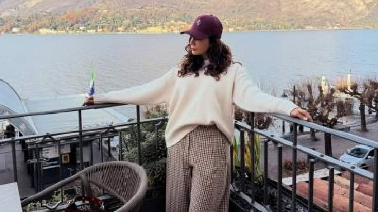 मात्र, या चित्रपटात मराठी अभिनेत्री नेहा पेंडसे देखील झळकली होती. हे अनेकांना माहिती नाही. नेहा पेंडसेने या चित्रपटात चौरंगी हे पात्र साकारत शाहरुख खान आणि माधुरी दीक्षित यांच्यासोबत स्क्रीन शेअर केली होती.