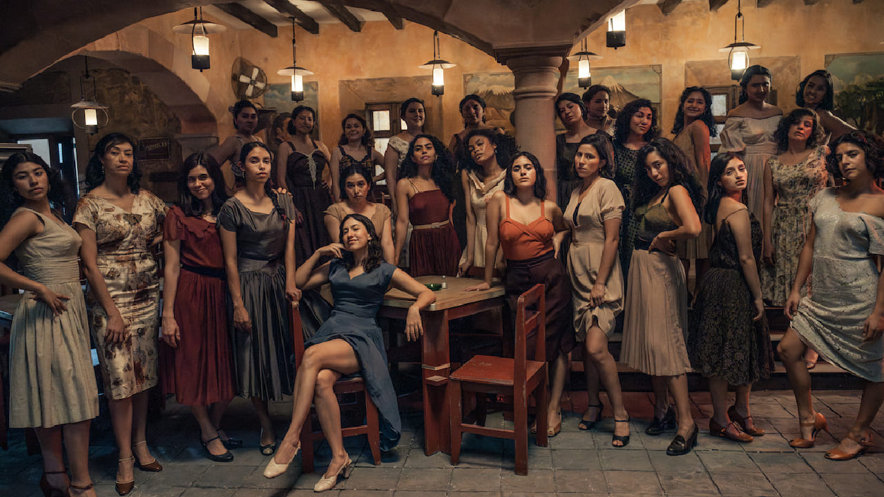 अशाच एका धक्कादायक आणि भयावह कथेनं ओटीटीवर सध्या प्रेक्षकांचे लक्ष वेधून घेतले आहे. ही कथा दोन बहिणींची आहे. ज्या एकामागून एक लोकांची हत्या करत आणि त्यांना घराच्या अंगणात पुरत असतं. या सीरिजमध्ये एकूण 91 लोकांच्या मृत्यूमागचं भयानक सत्य उलगडतं जे कोणाच्याही अंगावर काटा आणेल.