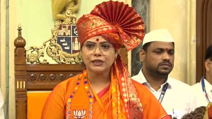 Mumbai Mayor Car | मुंबईच्या महापौर रितू तावडे वादाच्या भोवऱ्यात? 2017 चा मोठा नियम मोडला Mumbai Mayor Car | मुंबईच्या महापौर रितू तावडे वादाच्या भोवऱ्यात? 2017 चा मोठा नियम मोडला