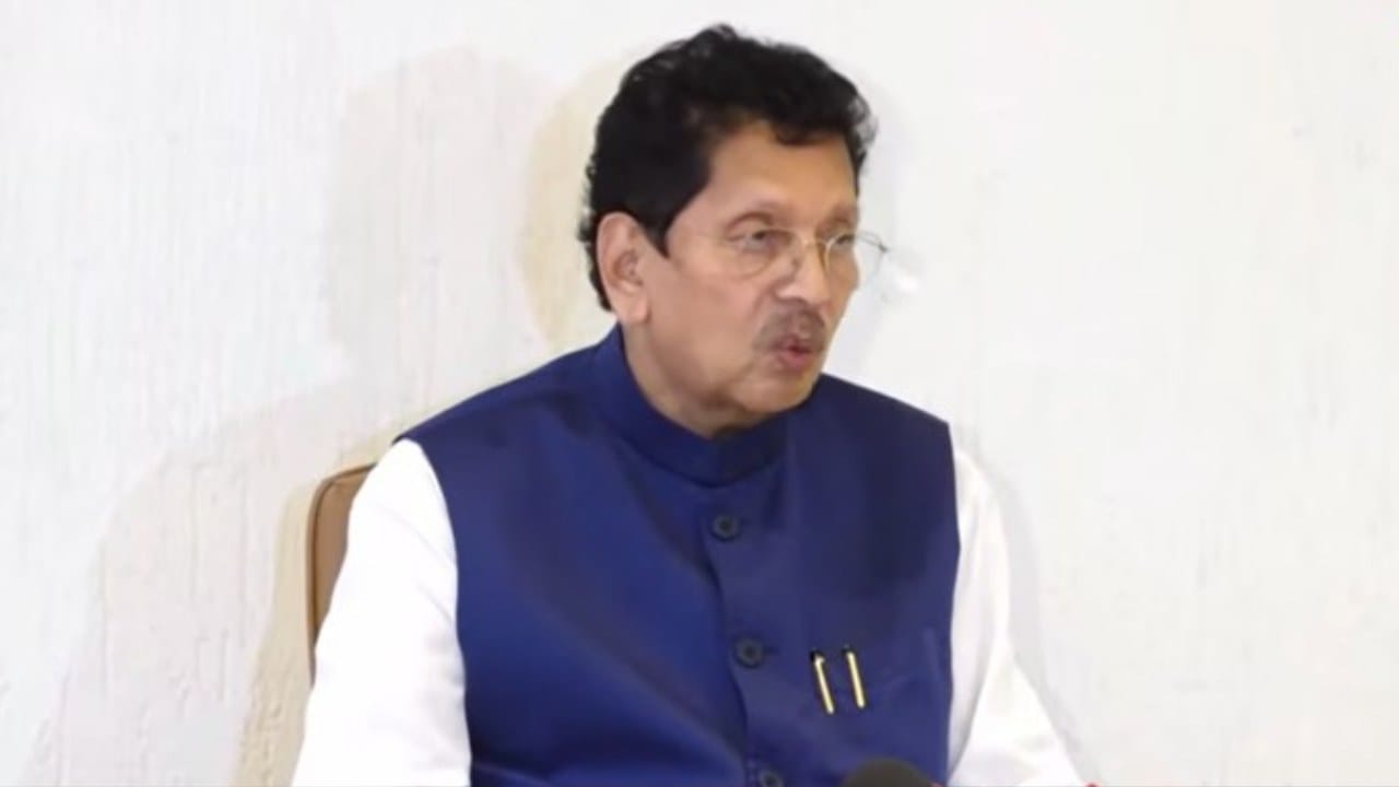 केवळ फोटो असणे म्हणजे त्यांच्या कृत्यात सहभाग नाही, दीपक केसरकर यांचा बचाव