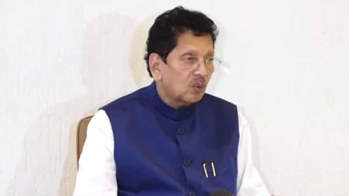 केवळ फोटो असणे म्हणजे त्यांच्या कृत्यात सहभाग नाही, दीपक केसरकर यांचा बचाव केवळ फोटो असणे म्हणजे त्यांच्या कृत्यात सहभाग नाही, दीपक केसरकर यांचा बचाव