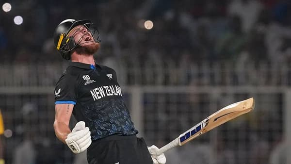 न्यूझीलंडचा स्फोटक फलंदाज फिन ऐलन टी20 वर्ल्ड कप 2026 मध्ये धमाकेदार खेळतोय. सेमीफायनल सामन्यात अवघ्या 33 चेंडूत शतक ठोकून त्याने सगळ्यांच लक्ष वेधून घेतलं. या दरम्यान त्याने एक नवीन वर्ल्ड रेकॉर्डही बनवला. (PHOTO CREDIT- PTI)