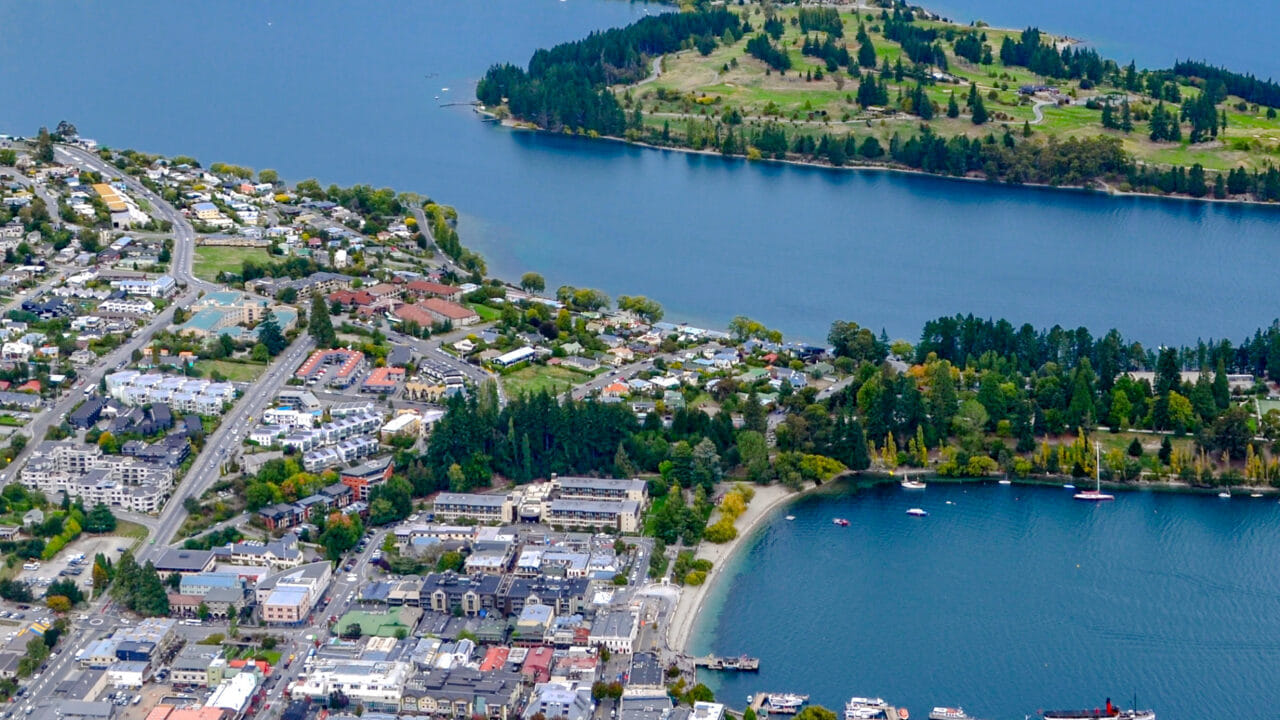 न्यूझीलंड हा देखील जगातील शांतताप्रिय देशांमध्ये गणला जातो. पर्वतरांगा आणि नैसर्गिक भौगोलिक रचना यामुळे हा देश सुरक्षित मानला जातो. तसेच जागतिक महासत्तांमधील संघर्षात त्याला लक्ष्य बनवले जाण्याची शक्यता तुलनेने कमी मानली जाते.