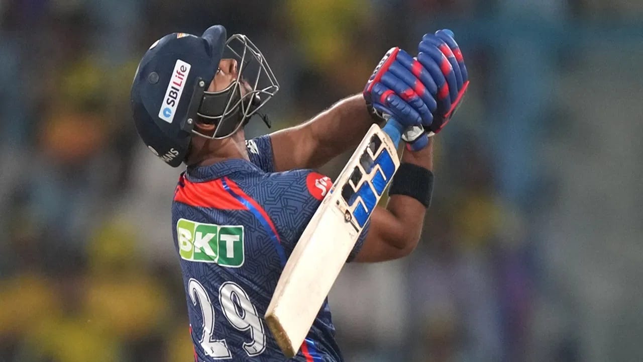 आयपीएल स्पर्धेच्या 19 व्या मोसमाला 28 मार्चपासून सुरुवात होत आहे. फलंदाजांनी मोसमाआधी आपल्या बॅटला धार लावली आहे. फलंदाज जोरदार सराव करत आहेत. या स्पर्धेच्या इतिहासतील सर्वात भारी हिटर फलंदाज कोण आहे? या हार्ड हिटर फलंदाजाच्या नावावर मिडल ओव्हरमधील प्रत्येक चौथ्या बॉलवर चौकार लगावण्याचा विक्रम आहे. (Photo Credit : PTI)