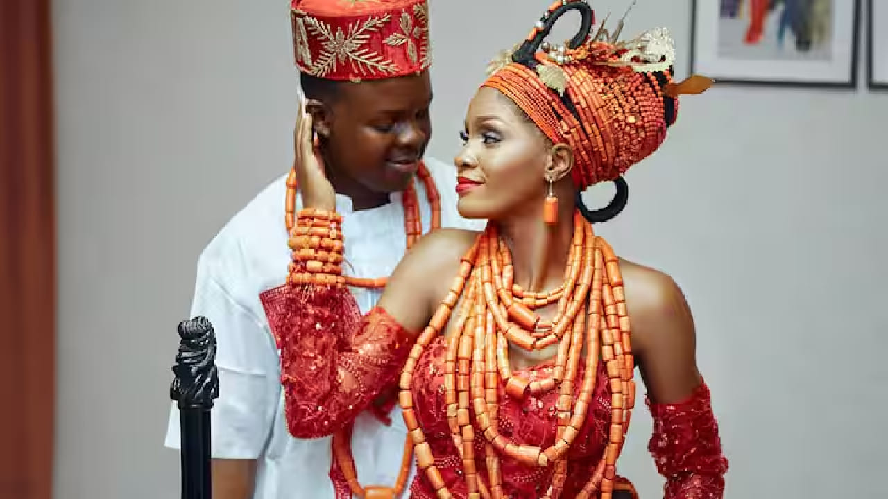 या विधीमध्ये वधूला आपल्या नवऱ्याच्या वडिलांच्या मांडीवर बसण्यास सांगितले जाते. काही वेळा ही प्रथा थेट वराच्या मांडीवर बसण्याचीही असू शकते. ही प्रक्रिया एक-दोन वेळा नाही तर साधारणपणे 7 ते 11 वेळा पुन्हा पुन्हा केली जाते.