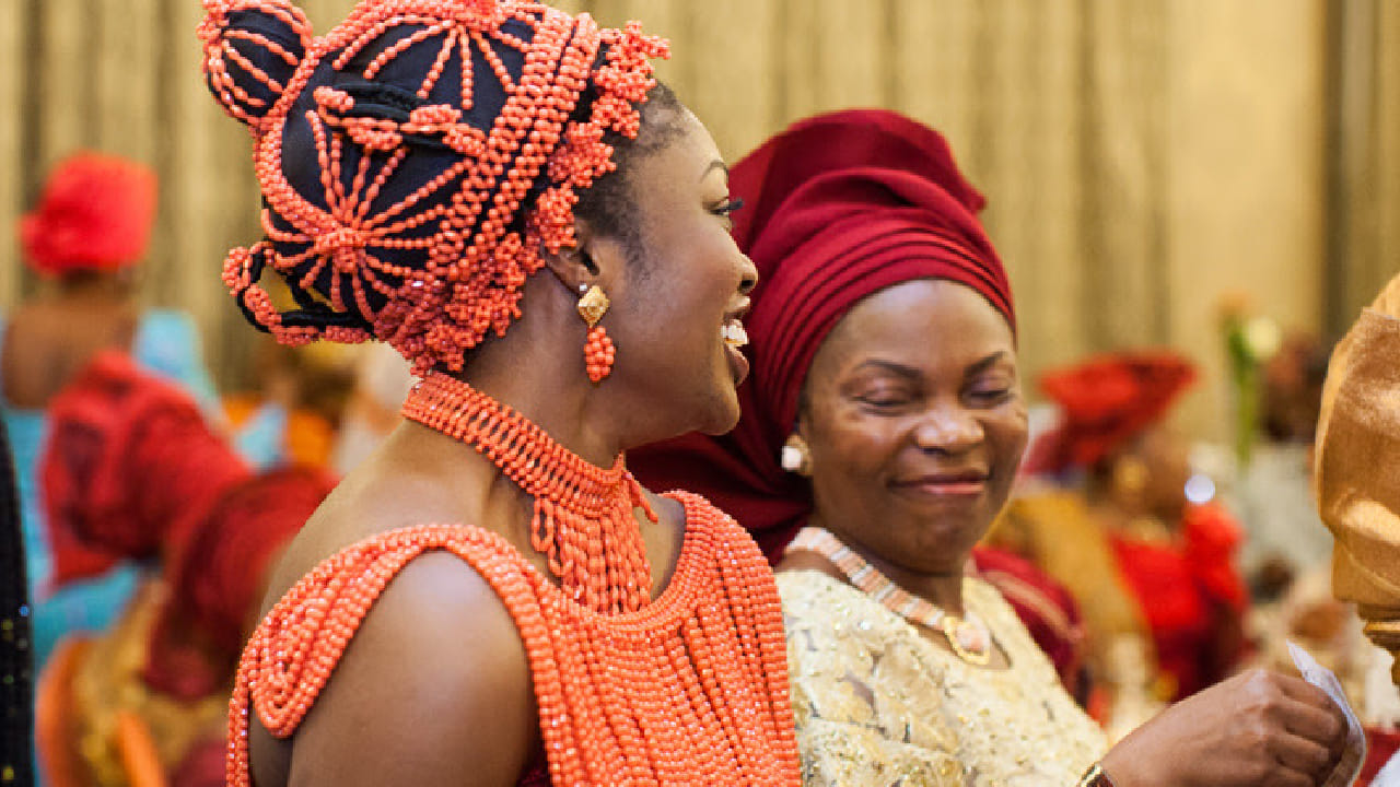 नायजेरियाच्या दक्षिण भागात राहणाऱ्या Edo आणि Esan या जमातींमध्ये ही परंपरा शतकानुशतके पाळली जात आहे. या परंपरेनुसार, विवाहसोहळा तेव्हाच पूर्ण मानला जातो, जेव्हा वधू एक विशिष्ट आणि महत्त्वाची विधी पूर्ण करते.