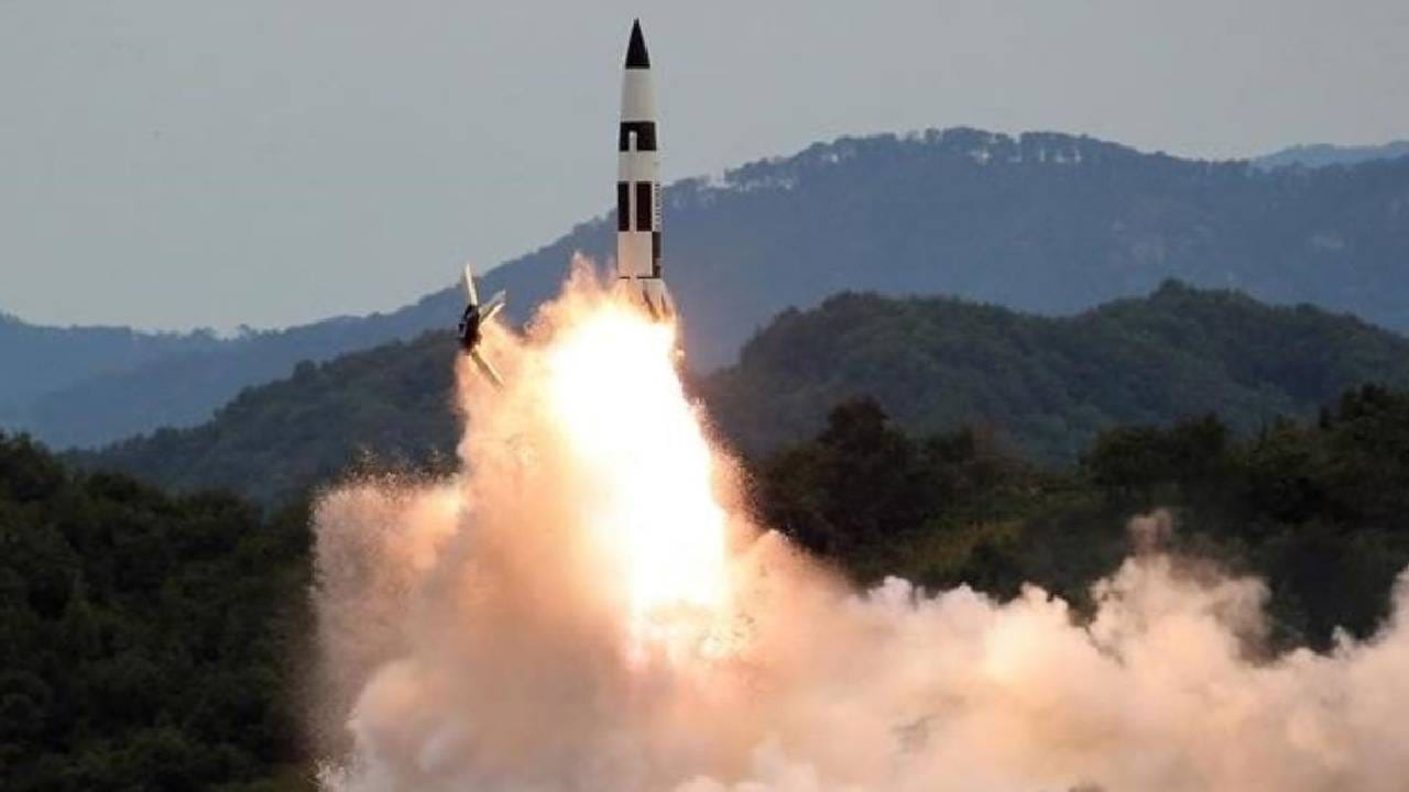 उत्तर कोरियाने अगोदरच इराणसोबतच्या युद्धात अमेरिकेला मोठा इशारा दिला. त्यामध्ये अशा घातक प्रक्षेपणास्त्र चाचण्या उत्तर कोरियाकडून केल्या जात आहेत. 