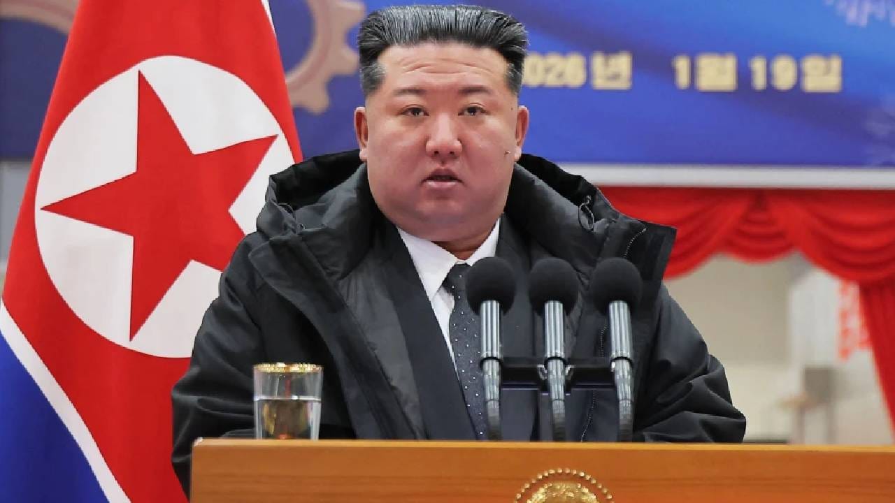 जपानच्या तटरक्षक दलाच्या म्हणण्यानुसार, संशयित बॅलिस्टिक प्रक्षेपणास्त्र समुद्रात पडले. प्रक्षेपणास्त्र देशाच्या विशेष आर्थिक क्षेत्राच्या (EEZ) बाहेरील पाण्यात पडले.