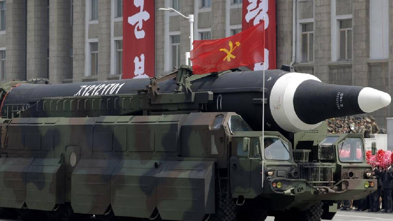  उत्तर कोरियाने शनिवारी संशयास्पद बॅलिस्टिक प्रक्षेपणास्त्राचा प्रयोग केला. ज्यामुळे प्रादेशिक सुरक्षेच्या चिंता पुन्हा निर्माण झाल्या. किम जोंग उन यांनी त्यांच्या नवीन युद्धनौकेतून क्रूझ क्षेपणास्त्राची चाचणी पाहिल्यानंतर काही दिवसांतच हे प्रक्षेपण करण्यात आले.