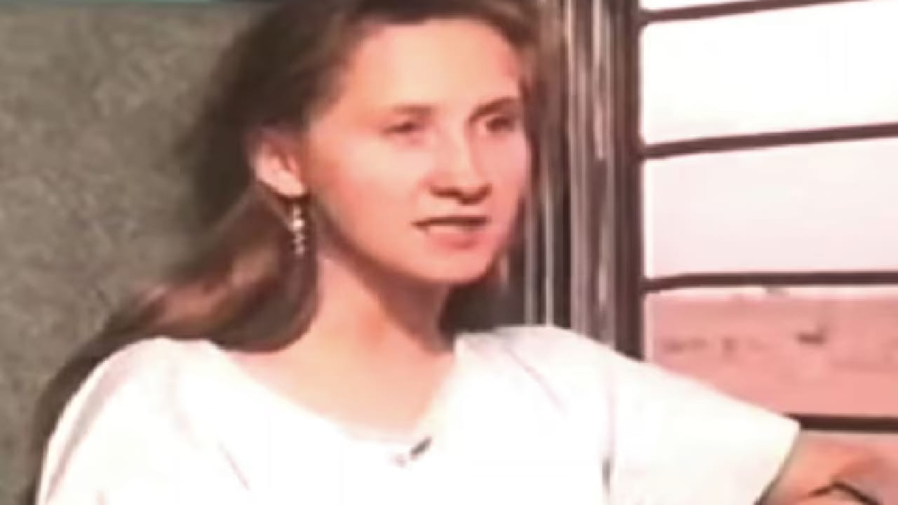 त्यातीलच एक म्हणजे 1986 साली दूरदर्शनवर प्रसारित झालेली गाजलेली मालिका 'यात्रा'. ही मालिका त्या काळात अत्यंत वेगळी आणि प्रयोगशील मानली जात होती. या मालिकेचे विशेष वैशिष्ट्य म्हणजे तिचे बहुतांश चित्रीकरण भारतीय रेल्वेच्या लांब पल्ल्याच्या प्रवासातच करण्यात आले होते. 