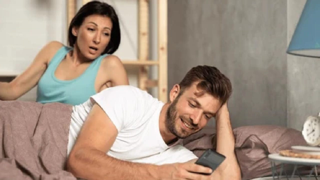 7, 16 आणि 25 तारखेला जन्मलेल्या व्यक्तींचा मूलांक 7 असतो. या मूलांकाचा स्वामी केतू मानला जातो. या व्यक्ती इतरांकडे संशयाच्या नजरेने पाहतात. पार्टनर, मित्र किंवा कुटुंबीय यांच्यावर ते सहज विश्वास ठेवत नाहीत. संशय आल्यास ते त्या गोष्टीची चौकशी करण्यासाठी कोणतीही मर्यादा ओलांडू शकतात.