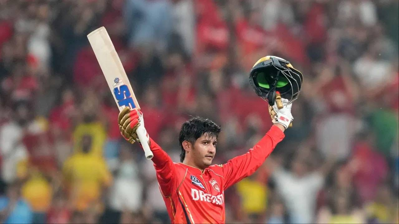 पंजाब किंग्सने या खेळपट्टीवर 20 षटकात 219 धावा केल्या होत्या. यात ओपनर प्रियांश आर्याने शतकी खेळी करत मोठी भूमिका बजावली होती. त्याने 9 षटकारांच्या मदतीने 42 चेंडूत 103 धावा केल्या होत्या. तर चेन्नई सुपर किंग्सचा संघ 201 धावा करू शकला.  (Photo: PTI)