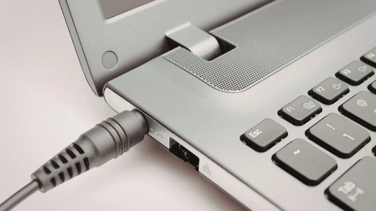 काम पूर्ण झाल्यानंतर लॅपटॉप किंवा डेस्कटॉप पूर्णपणे बंद करणे आवश्यक आहे. फक्त स्क्रीन बंद केल्याने विजेचा वापर थांबत नाही. शिवाय, चार्जर देखील अनप्लग केलेला असावा, कारण तो कनेक्ट केलेला असतानाही काही प्रमाणात वीज वापर सुरू राहतो. अशा सोप्या सवयी अंगीकारल्याने, घरी भरपूर वीज वाचवता येते.