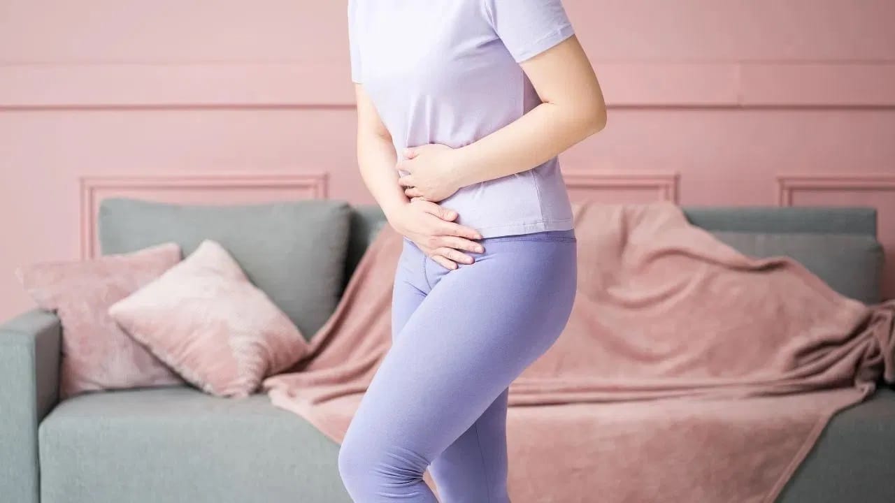  सेतूबंधासन (Setu Bandhasana  / Bridge pose) : रोज 1–2 मिनिटे सेतूबंधासन योगासन केल्याने थायरॉईड नियंत्रणात राहतं  आणि हार्मोनल संतुलन सुधारते यामुळे मासिक पाळी देखील नियमित सुरु होते. शिवाय पोट आणि पाठीचे स्नायू मजबूत होतात