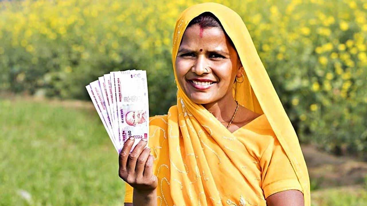 जर तुमच्या खात्यात पीएम किसान योजनेचा हप्ता जमा झाला नाही तर घाबरून जावू नका. काही गोष्टींची पूर्तता न केल्याने हा हप्ता आज तुम्हाला मिळाला नसेल. ईकेवायसीसह एग्रीस्टॅकसारखी नोंदणी करणे आवश्यक आहे. तसेच स्पेलिंगमध्ये चूक झाली असेल तर हा हप्ता थांबवण्यात आला नसेल.