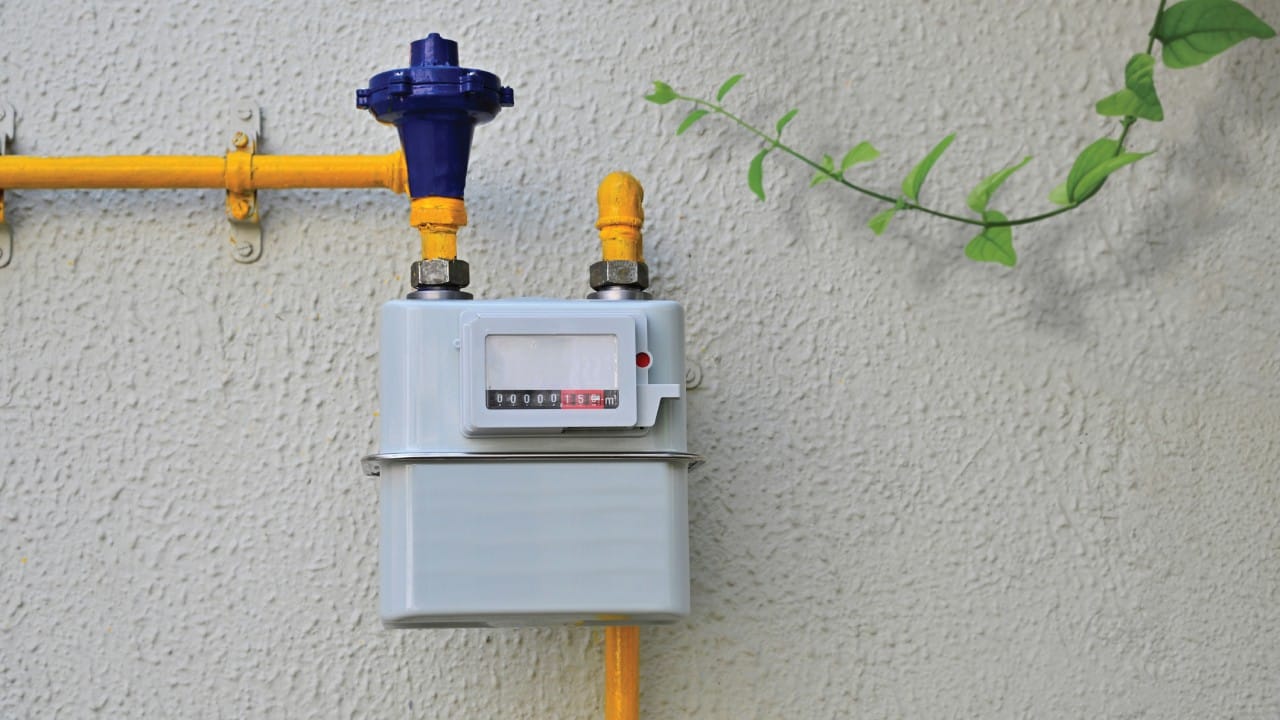 यासाठी ग्राहकांना सिलेंडरची गरज भासत नाही. हा वायू अत्यंत सुरक्षित आणि सोयीस्कर मानला जातो. कारण तो सतत उपलब्ध असतो आणि साठवणुकीचा धोका नसतो.