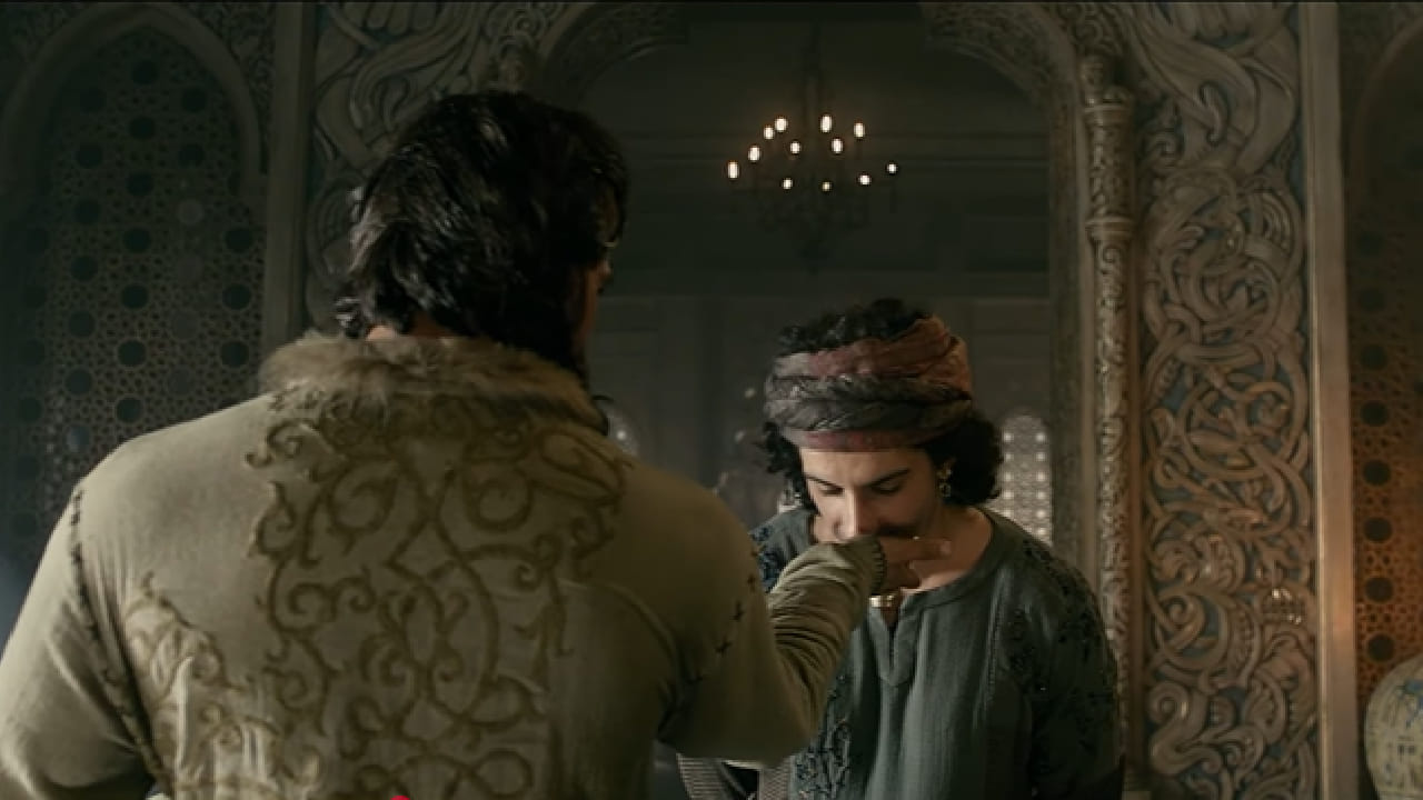 लहानपणी आजी-आजोबांकडून ऐकलेल्या गोष्टी आज मोठ्या पडद्यावर भव्य स्वरूपात पाहायला मिळतात. अशा ऐतिहासिक आणि पौराणिक कथांमुळे नव्या पिढीला आपल्या परंपरा आणि इतिहासाची ओळख होते. बॉलिवूडमध्ये अशा कथांवर आधारित अनेक चित्रपट निर्माण झाले आहेत. 