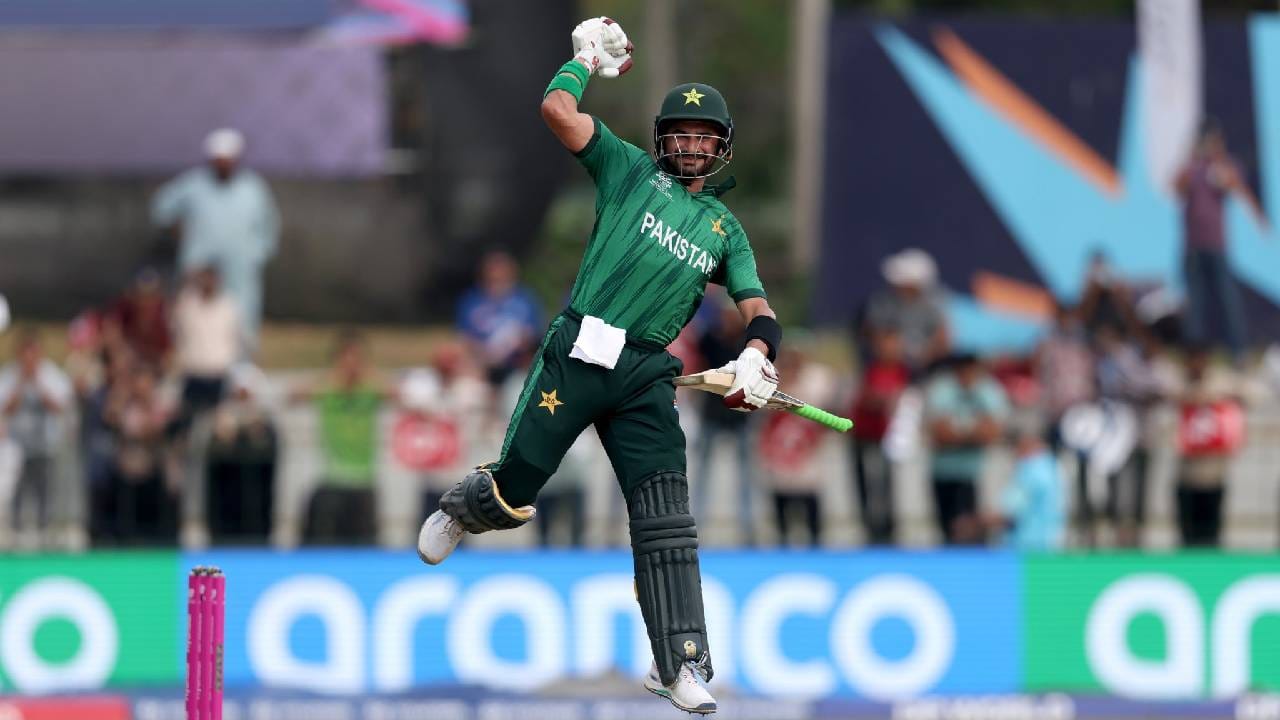 आयसीसी साखळी फेरी आणि सुपर 8 सामन्यांमध्ये जिंकणाऱ्यांना वेगवेगळे बक्षिसे देते. जिंकलेल्या प्रत्येक सामन्यासाठी एका संघाला अंदाजे 28 लाख मिळतात. पाकिस्तानने गट फेरीत तीन आणि सुपर 8 मध्ये एक सामना जिंकला. चार विजयांसाठी, संघाला अंदाजे 1.12 कोटी  मिळतील. (Photo- ICC Twitter)