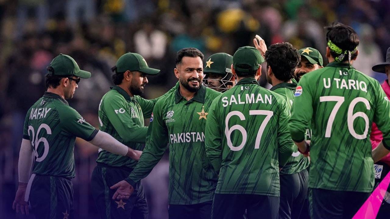 टी20 वर्ल्डकप 2026 स्पर्धेत पाकिस्तानने विजयाने सुरुवात केली आहेत. साखळी फेरीत नेदरलँड आणि अमेरिकाला पराभूत केलं होतं. पण तिसऱ्या सामन्यात भारताने पाकिस्तानला लोळवलं. पण तिसरा सामना सुपर 8 फेरीत पाकिस्तानने जागा मिळवली. (Photo- ICC Twitter)